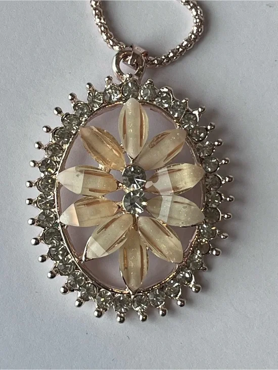 Betsey Johnson Gold Tone Flower Pendant Necklace NWT
