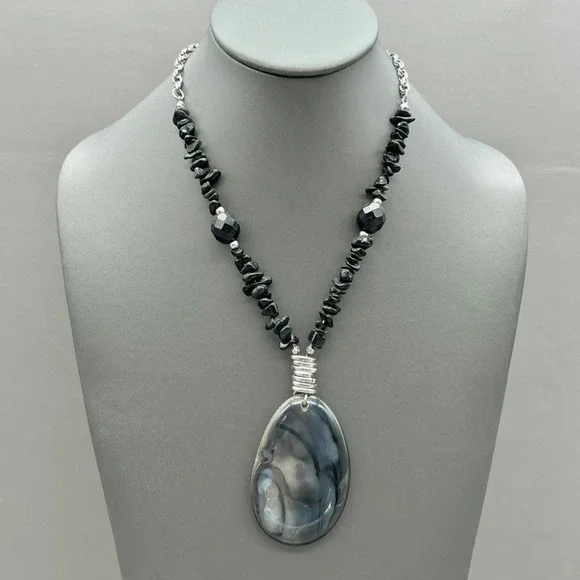 Chico's Necklace Womens Silver Tone Black Agate Stone Pendant Beaded 22 Inches