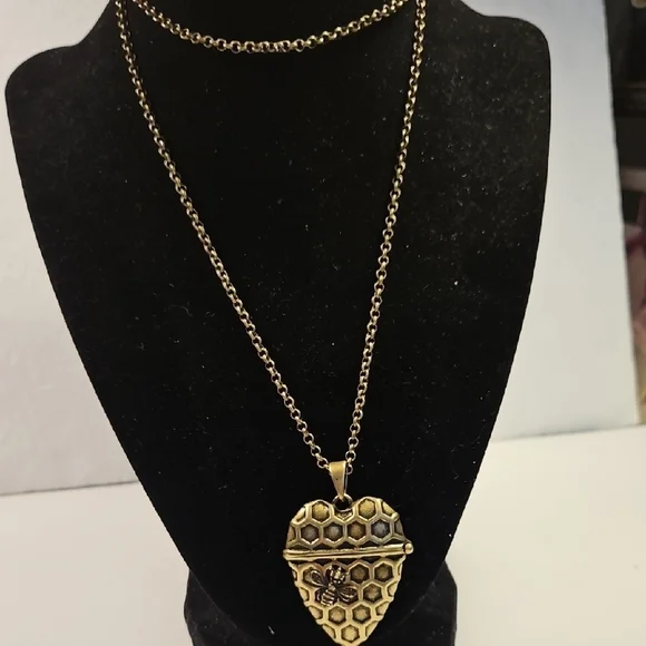 DEMDACO Bee Heart Pendant 30