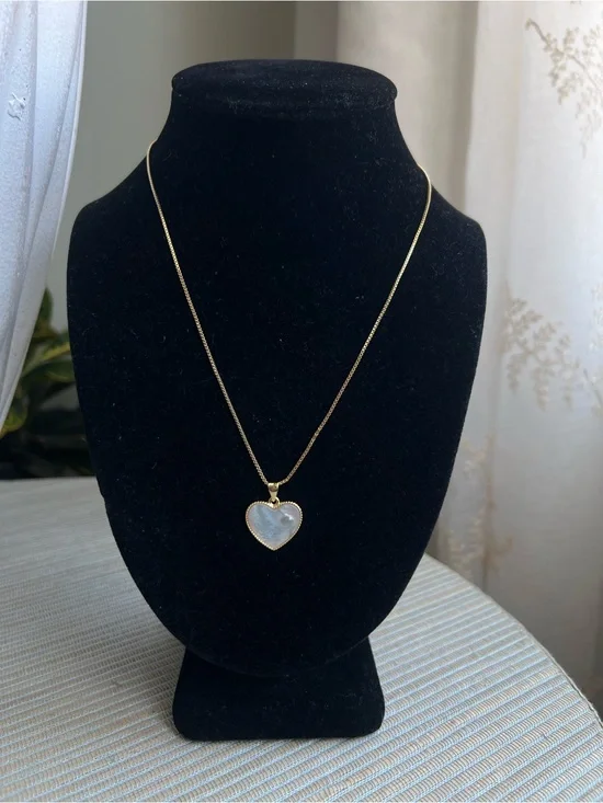 🩷-Gold Heart Pendant Necklace with Iridescent Mother-of-Pearl Accent