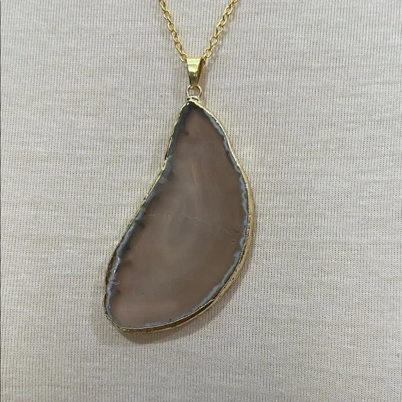Elegant Gold and Creamy Brown Agate Pendant Necklace
