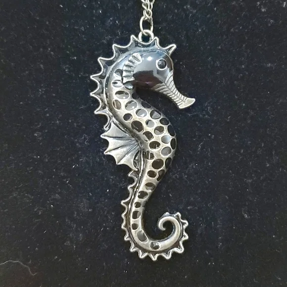 Long Chain Metal Seahorse Necklace‎