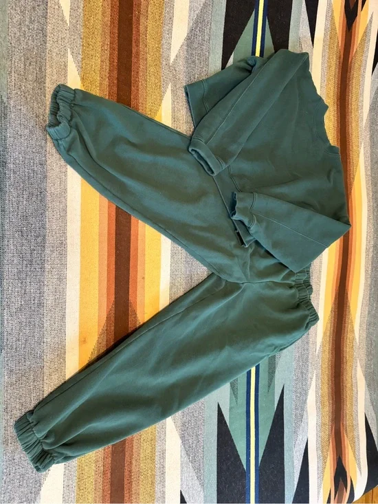 Gap women’s green Sweatshirt and Jogger Set