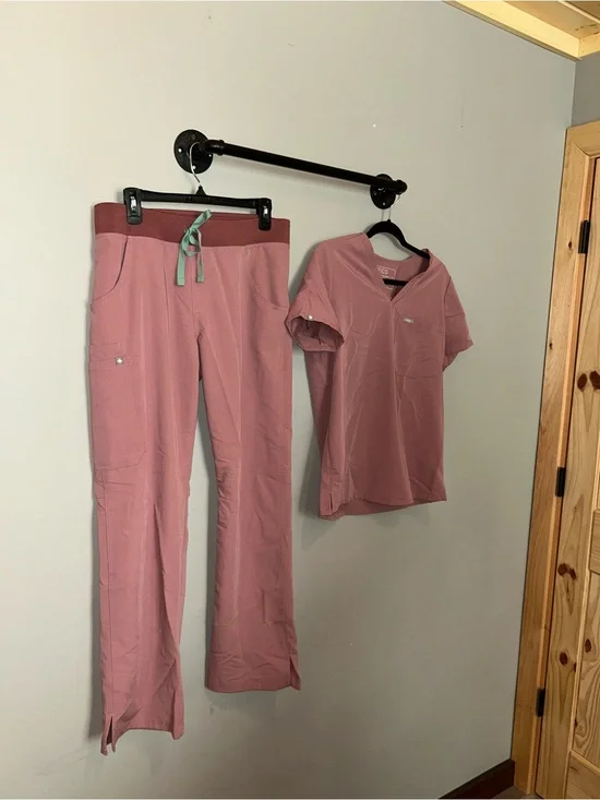 Figs Women's Scrub Set in Dusty Rose Pink MEDIUM Top & Bottom