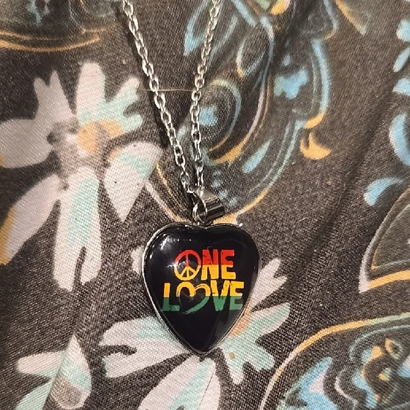 ❤️10/$20 New Heart Pendant Necklace with 'One Love' Design