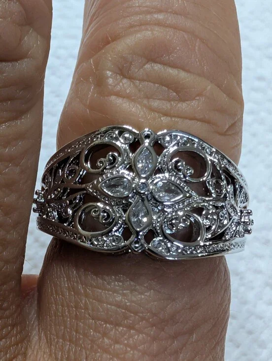 Size 8 Intricate Silver Dinner Ring Like New