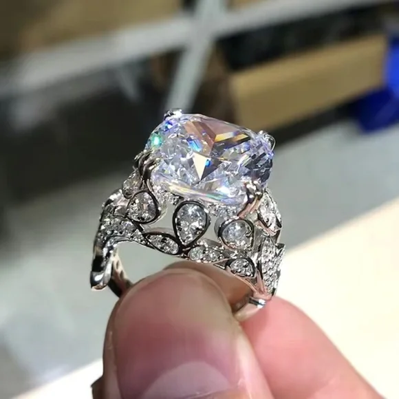 Hollow flower pattern halo‎ ring