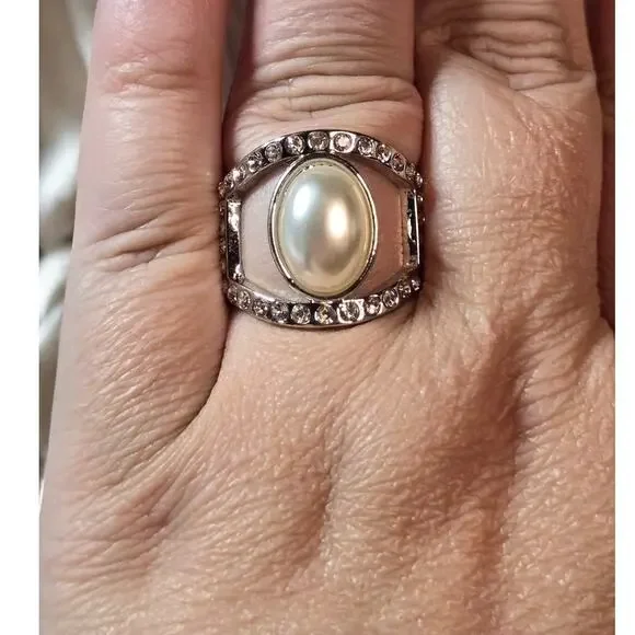 Pearl & Rhinestones Halo Ring Silver Tone Elastic Band Cocktail Vintage Glam
