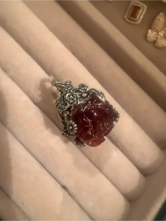 Carved Blood Amber and Sterling Silver Ring Puedo pasar por ella