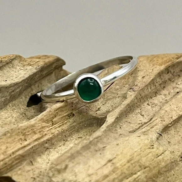 Sleek Silver Ring with Deep Green Chalcedony Gemstone