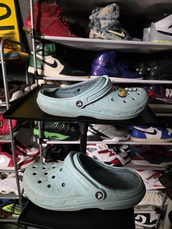 🔥 CROCS Men Size 12 Fur Lined Light Blue Slip-On Clogs with Jibbitz Charms