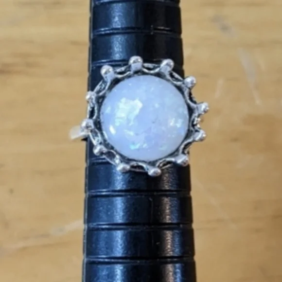 Vintage Geometric Round Simulated Opal Gemstone Ring, T1B6A