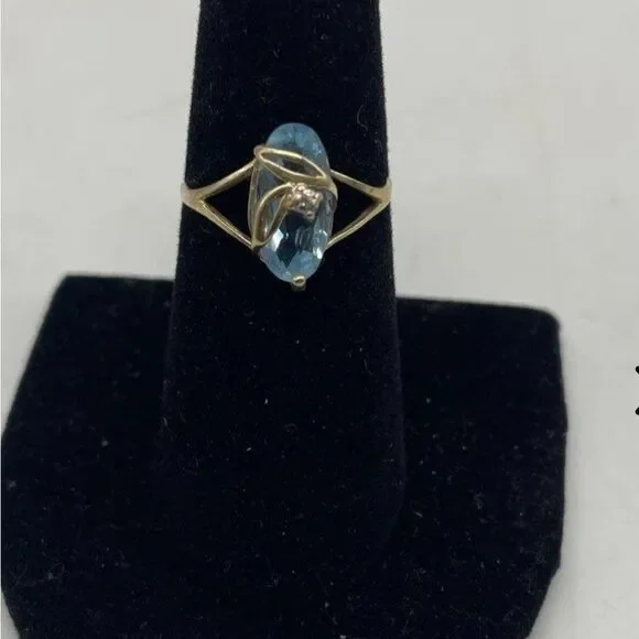 10 K Aquamarine and diamond ring