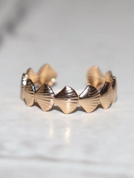 ✨ NWOT Gold Seashell Pattern Adjustable Ring • Size 7–9 ✨