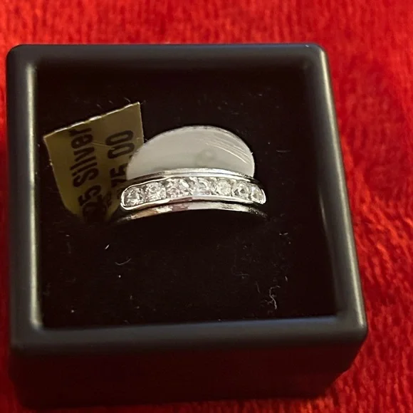 Elegant 925 Sterling Silver Band with CZ Stones size‎ 6