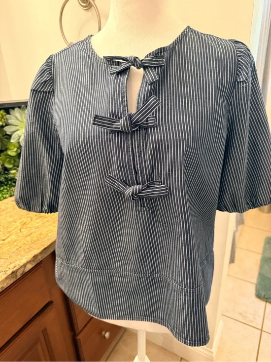 NWT! LOFT Women’s Navy Striped Tie-Front Short Sleeve Top. Medium petite