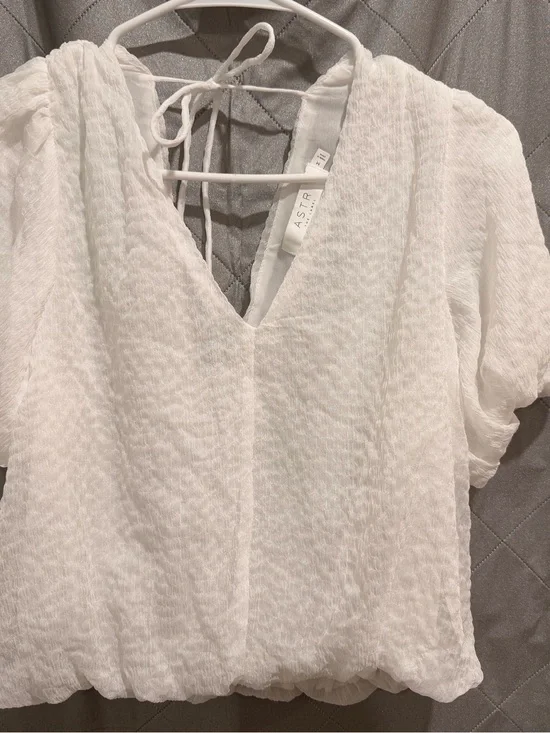 Astr White Textured V-Neck Tie-Back Puff Sleeve Blouse