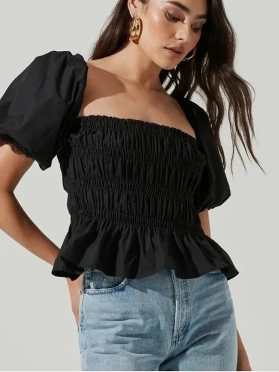☀️🍷ASTR the Label Savina Top features a smocked bodice voluminous bubble sleeves