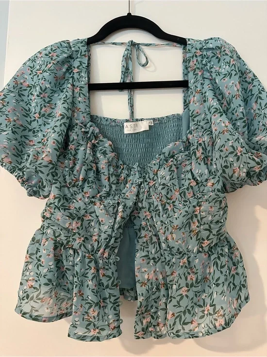 Astr the Label Blue Floral Short Sleeve Button Front Blouse (New without tags)