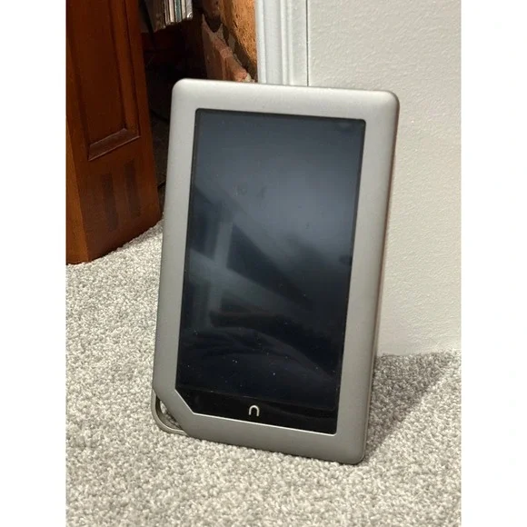 Barnes & Noble Nook Color 7 inch Wi-Fi 8GB eReader Tablet BNRV200 Grey Silver