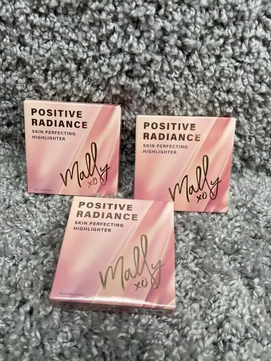 Mally Beauty Positive Radiance Skin Perfecting Highlighter Sparkling Champagne 3