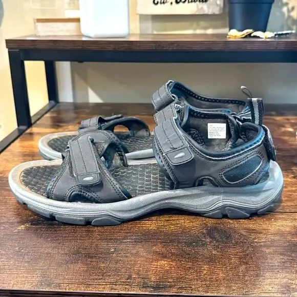 Khombu black Barracuda Sandals size 10