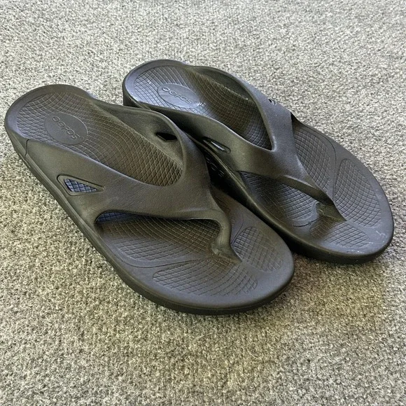 OOFOS Sandals Original  Mens 10 Women 12 EU 43 Black Thong Flip Flop Comfort