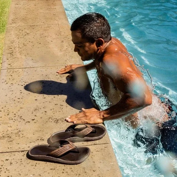 OluKai Ulele Mens Flip Flops Dark Shadow Black Sandals 10435-6C40 Size 11