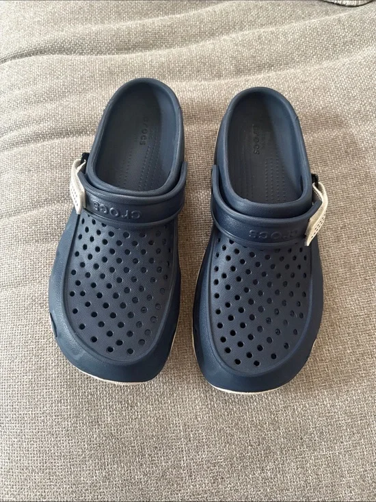 CROCS MensClassic Clog in Navy with White Strap Accent Size 9