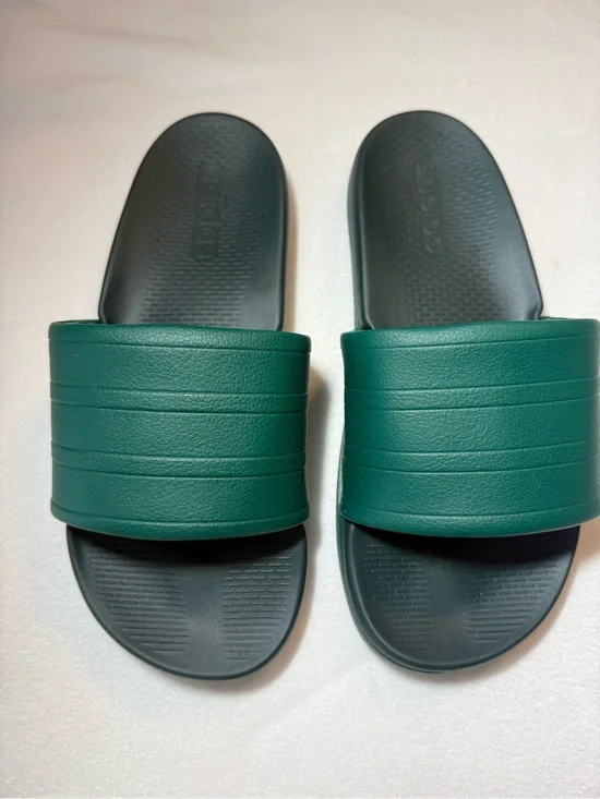 Adidas ADILETTE COMFORT 2.0 SLIDES. Unisex.  Men’s Size 6/ Women’s Size 7