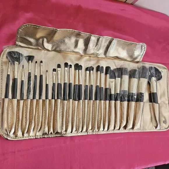 New B.B.W. Cosmetics 24 Piece Makeup Brush Set Travel Carrying Case Gold