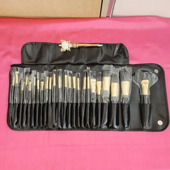 New B.B.W. Cosmetics 24 Piece Makeup Brush Set Travel Carrying Case Black/Gold