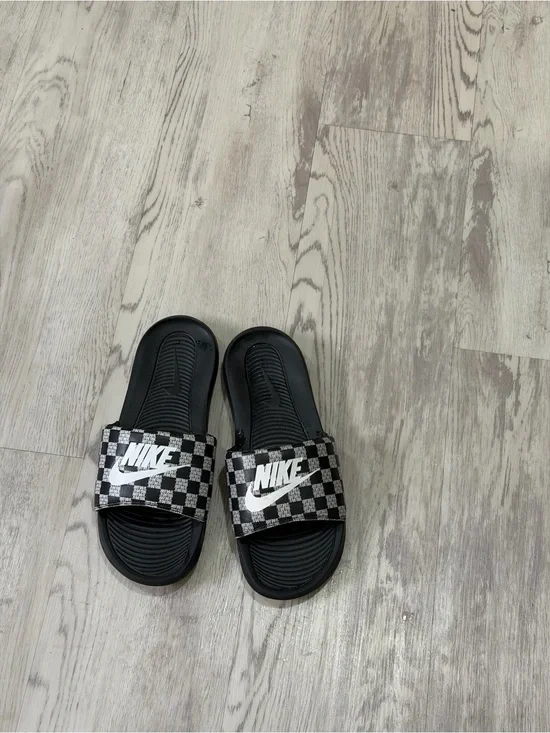 Nike men’s 13” Black & White Checkerboard Slide Sandals