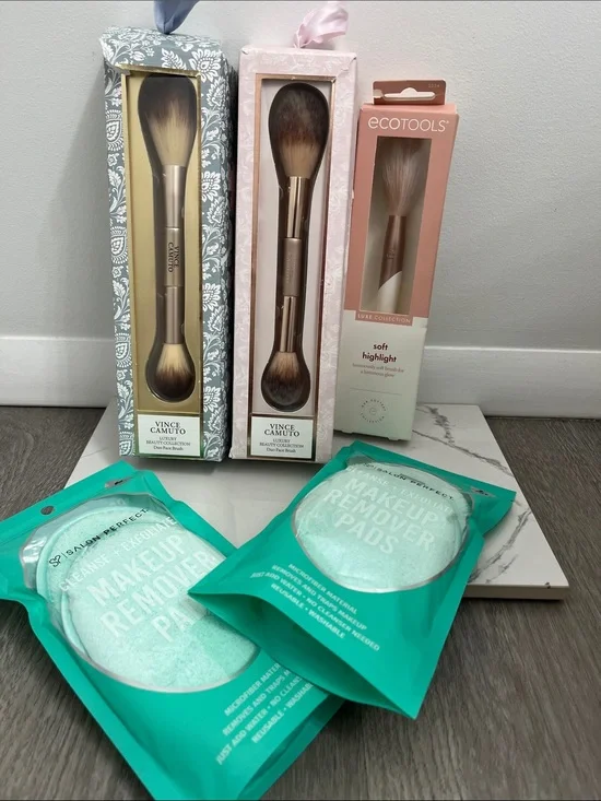 Vince Camuto makeup brushes and makeup remover pads
