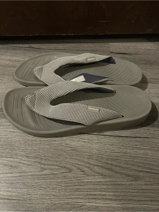 Hey Dude Men’s Gray Textured Fabric Flip-Flop Sandals