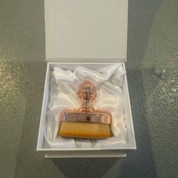Eloise teardrop makeup skin care kabuki brush NWT