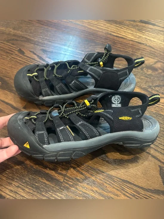 KEEN Newport H2 Black Outdoor Sandals with Yellow Accents men’s size 8