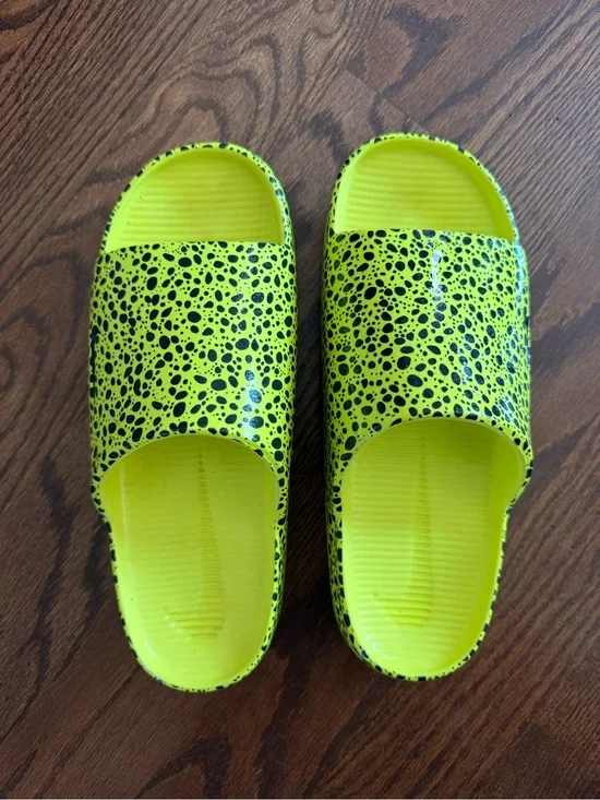 NIKE Calm Slides Electric Pack Safari Volt