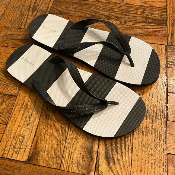 Old Navy Mens Black and White Strip Flip Flops Size 10-11