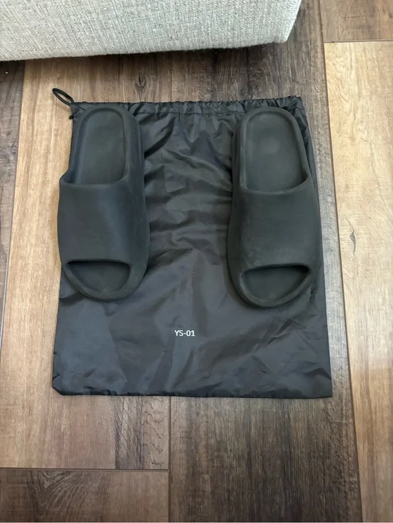 Yeezy slides-01