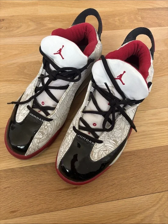 Jordan Low-Top Sneakers in White, Black & Red Size 9