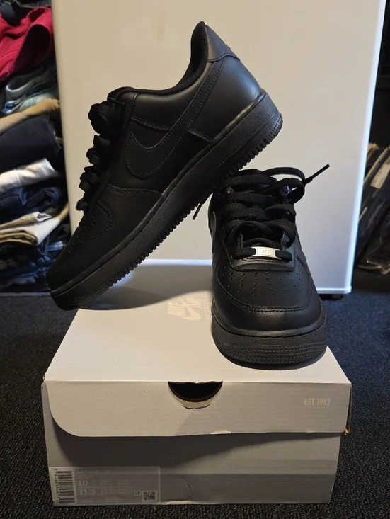 Nike Men’s Black Low-Top Leather Sneakers