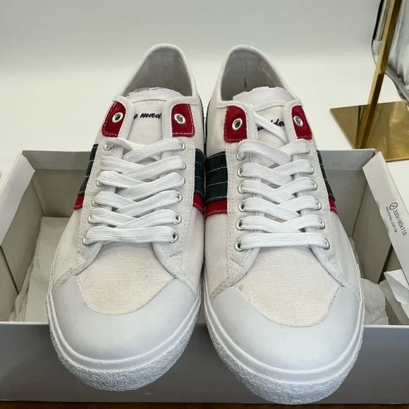 NWT Steve Madden Hernandez White with Black & Red‎ Stripes size 9 M