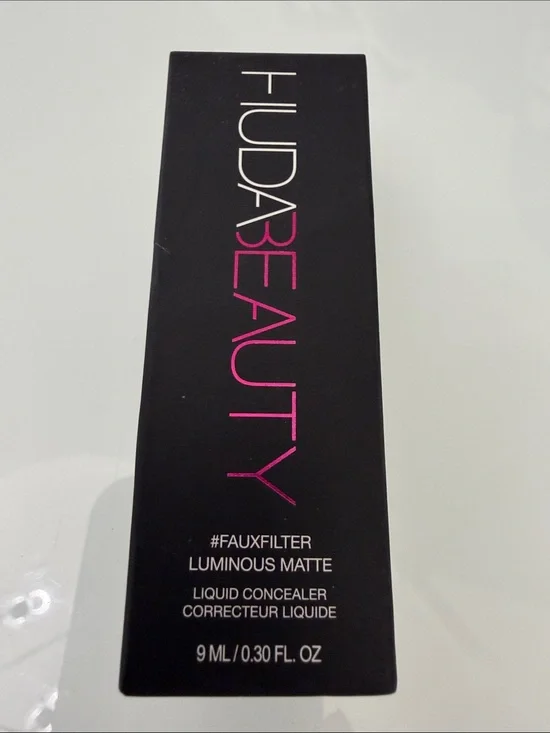 HUDA BEAUTY Faux Filter Luminous Matte concealer