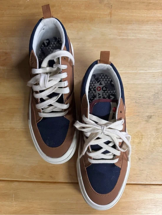 Casual Men's Navy and Brown Lace-Up Sneakers