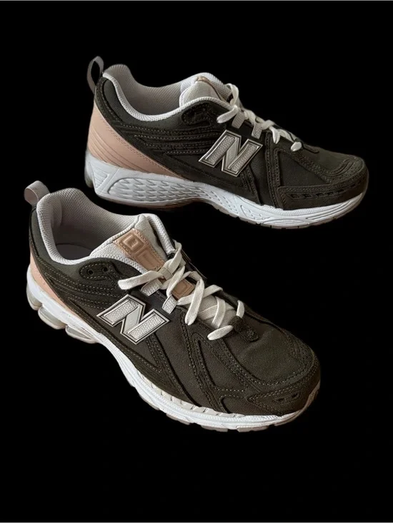 New Balance 1906R Olive Green & Cream  Sneakers Men’s size 11 EUC 2X