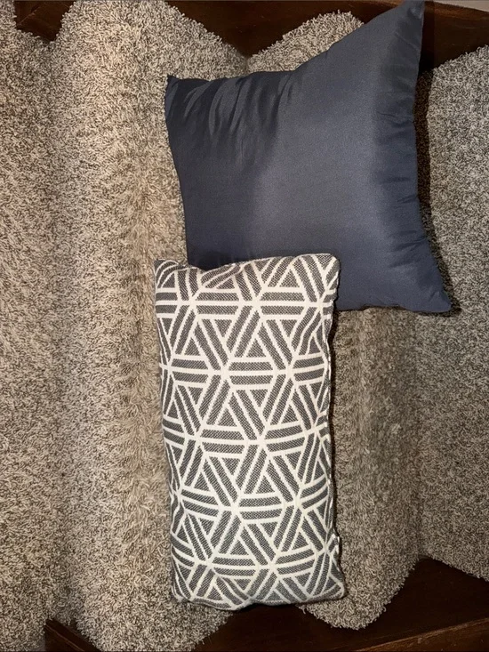 Set of 2 Decorative Throw Pillows in Navy and Gray/White Geometric
