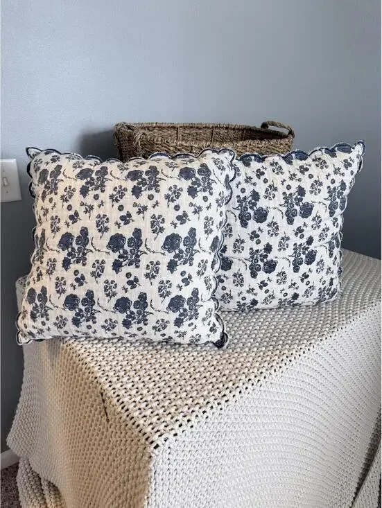 Set of 2 Decorative Floral Pattern Throw Pillows