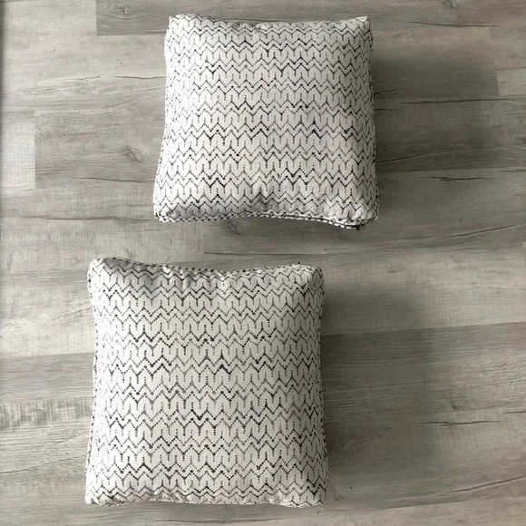 Lewiston style decorative 18” throw pillows.