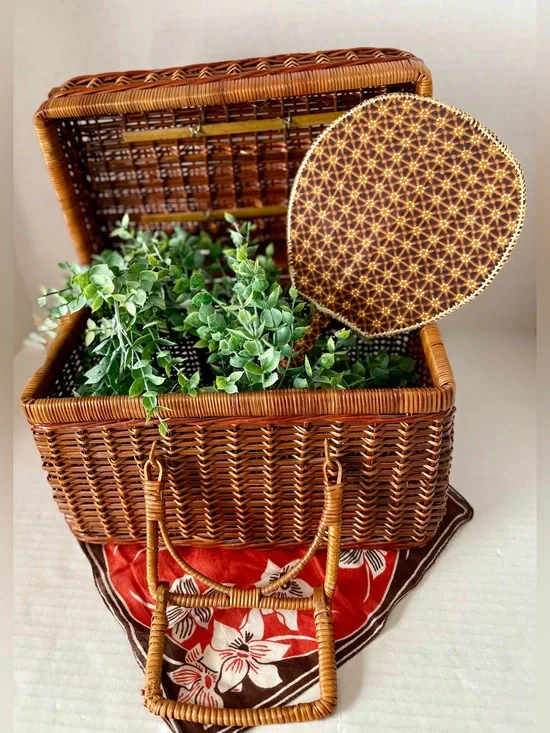 Woven rattan picnic basket MCM 1960’s-80’s